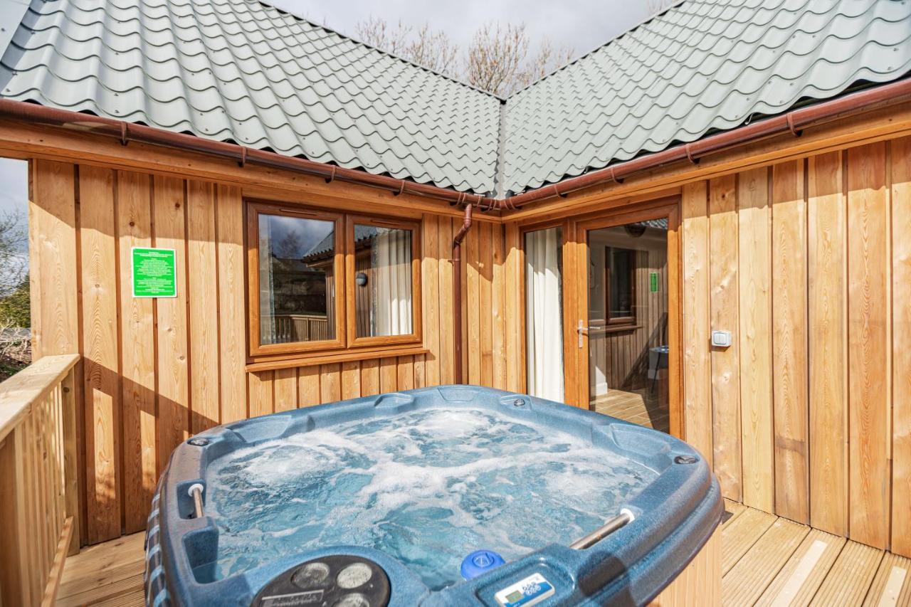 Osprey Lodge 8 With Hot Tub Newton Stewart Exterior photo